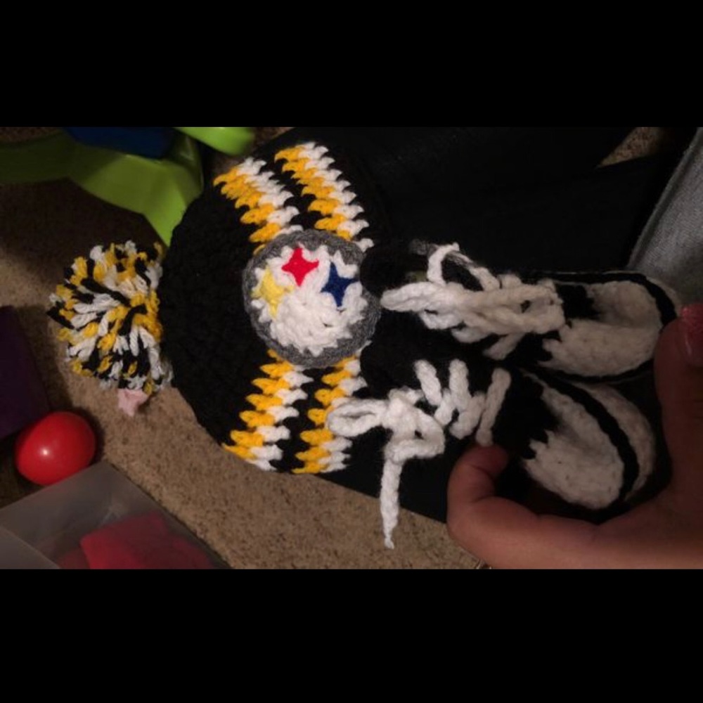 Custom knitted new born baby hat with booties